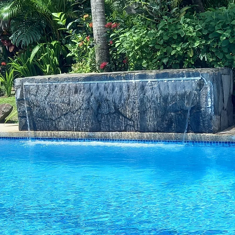 Piscina interior de lujo en Costa Rica