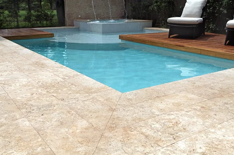 Piscina interior de lujo en Costa Rica
